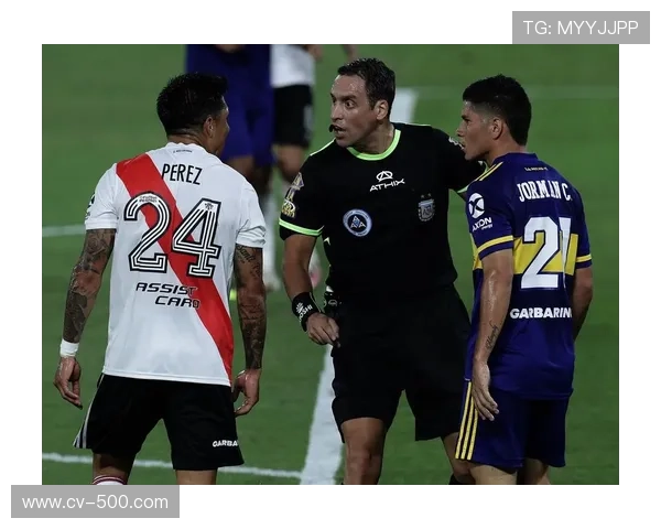 斯坦福桥德比火药味十足，上半场主裁出示五黄一红创赛季纪录